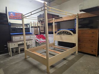 Thomasville Whitewash Queen Size Canopy Bed Frame