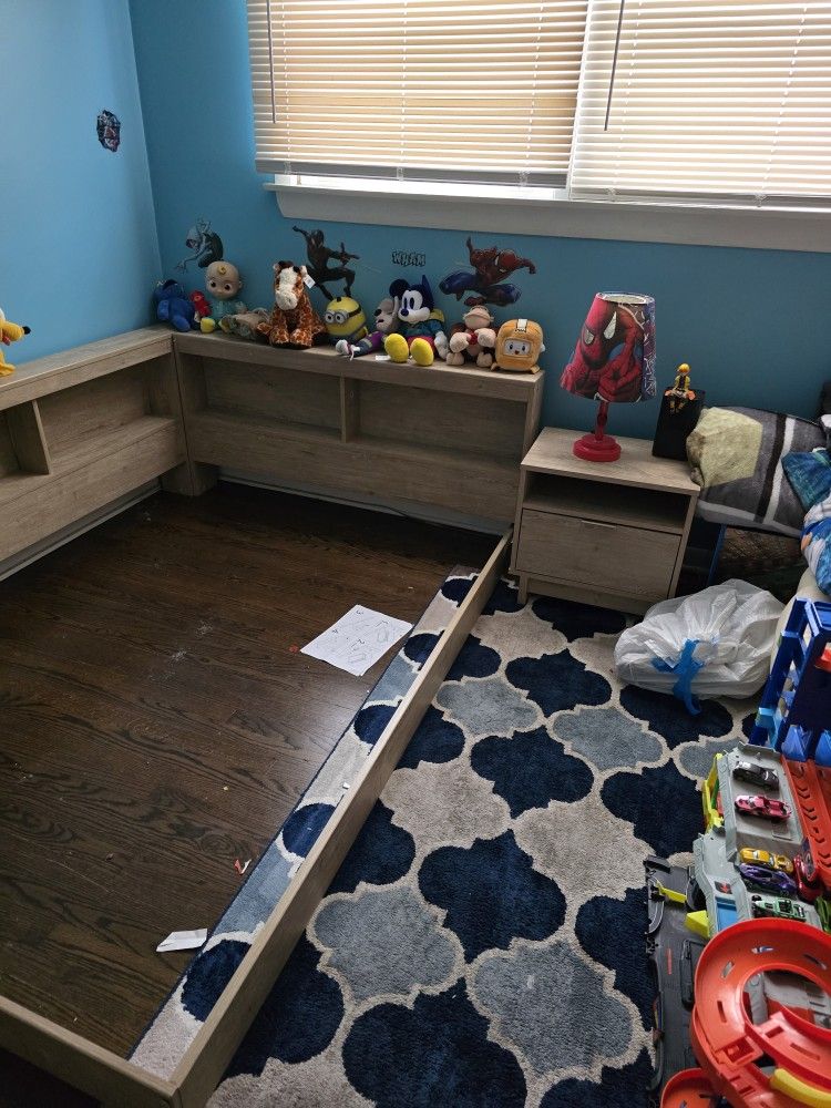 Full Size Bedroom Set With Desser And Chest