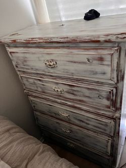 Shabby chic dresser