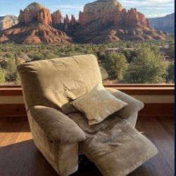 Lounger Plush Non Smoking No Pets Or Kids