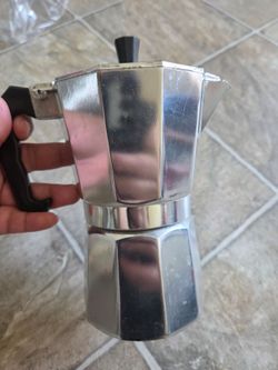 Cafetera, chica para una tasa es nueva