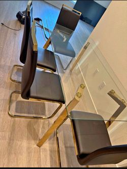 Dining table + 4 chairs lile a new.