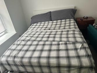 Adjustable queen size bed