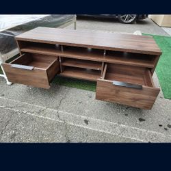 Brand New Tv Stand 
Size: 47.24" x 15.95" x 19.10" H
Color: Dark Walnut
$159 + Tax


FREE LOCAL DELIVERY & SET UP
ONLINE SALES 
ORDER HERE PAY UPON DE