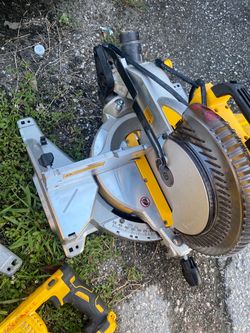 DEWALT 12-inch dual-bevel sliding compound miter saw