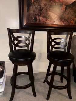 2. Dos bancos altos (bar stools)  Título: 2 Bancos altos de madera con asiento