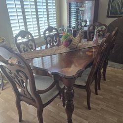 Henredan Mahogany Dining table