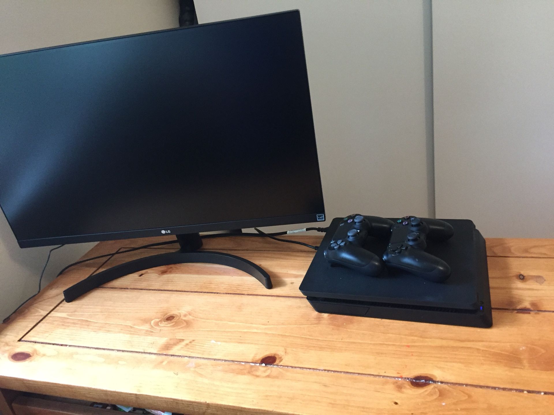 Gaming set up ps4 and gaming monitor