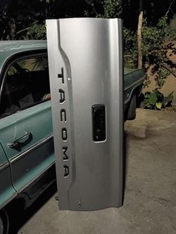 2013 - 2023 Toyota Tacoma tailgate silver