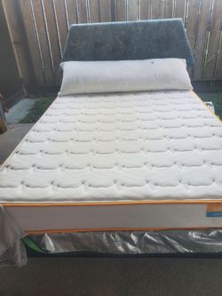 Full size wood bed frame PENDING PICK UP