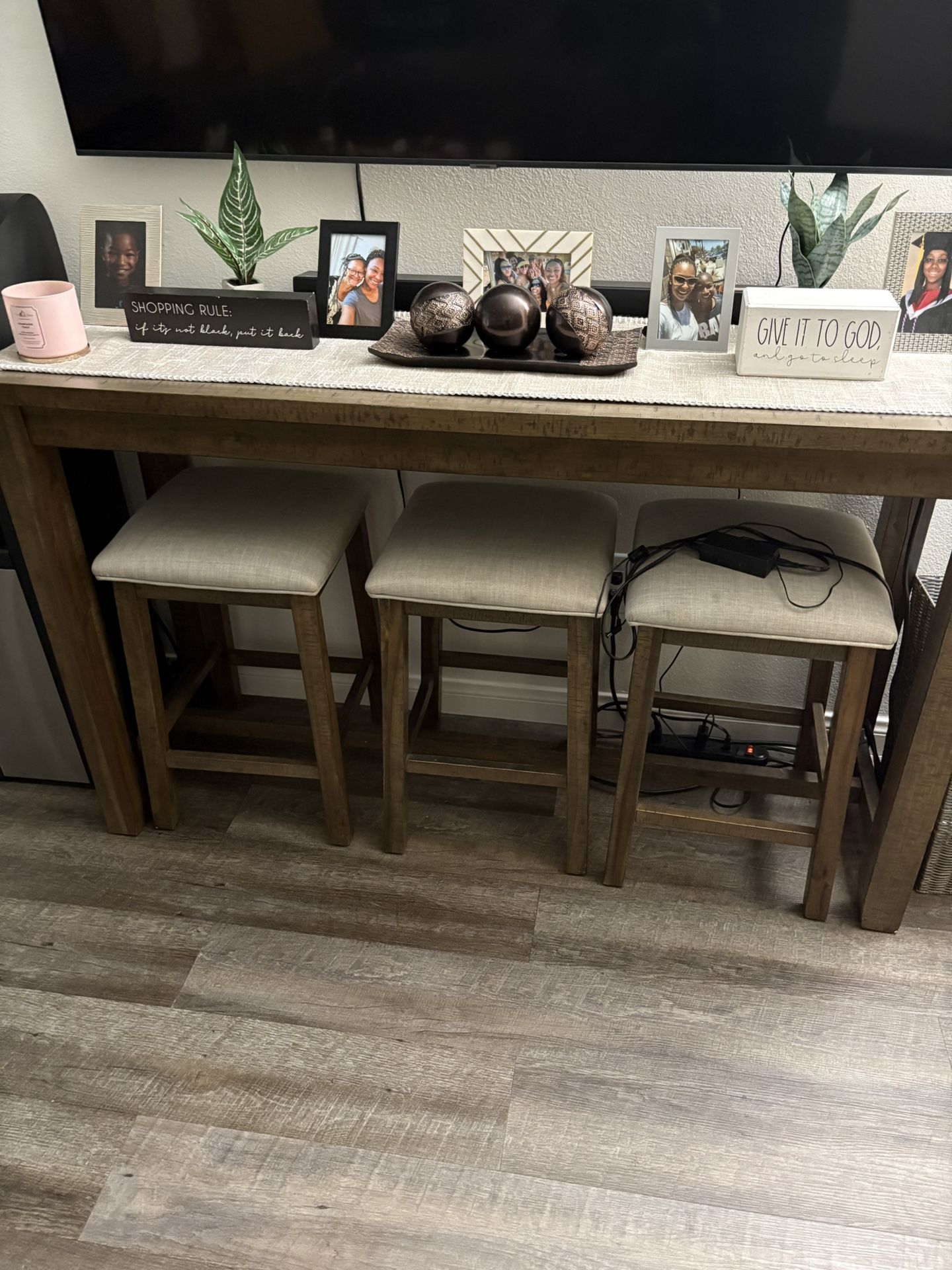 Tall, Long table with 3 Stools In good condition!