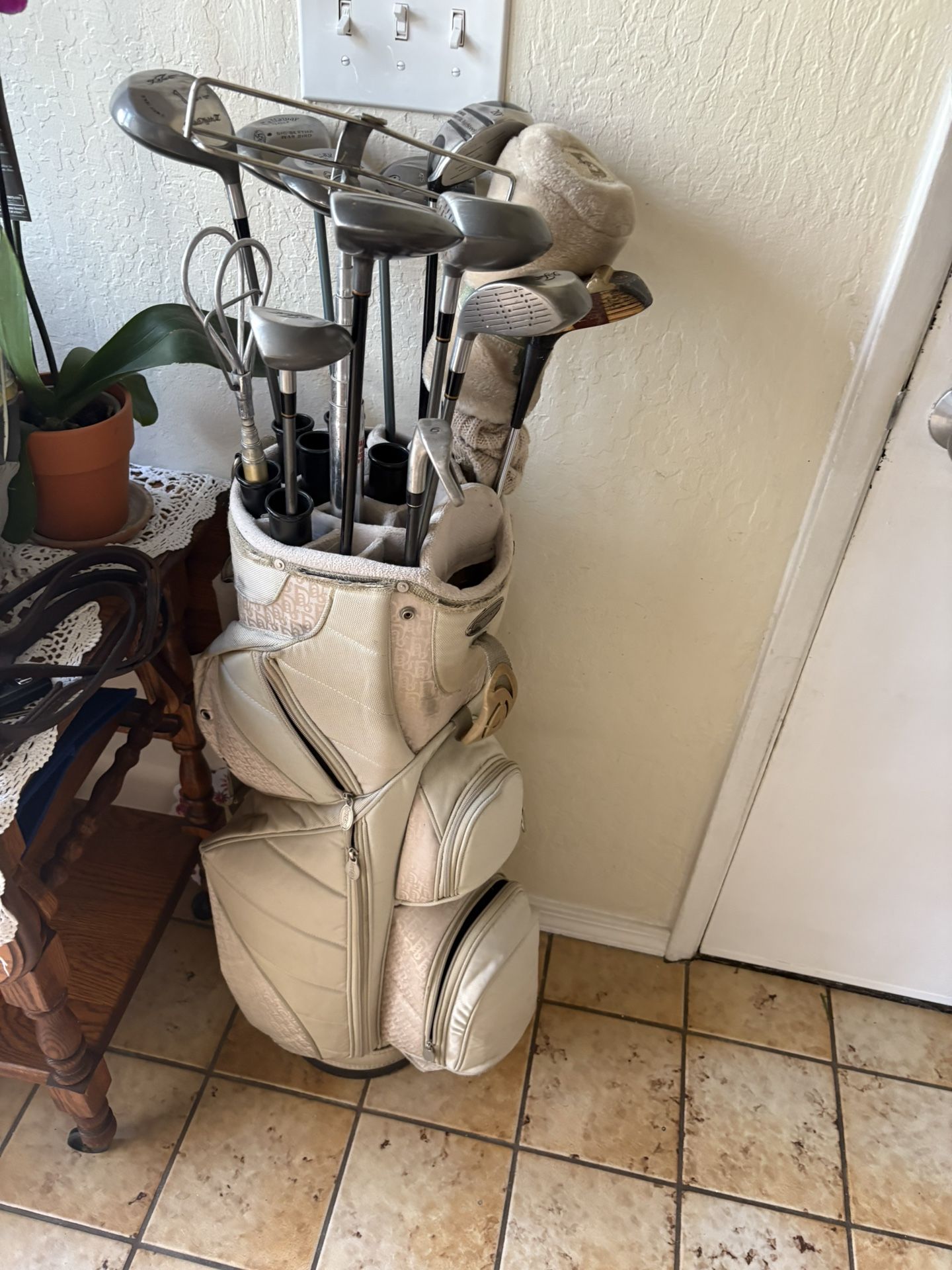 Random clubs - 1 iron, mostly hybrids, no driver , half women’s, half mens Plus Bag - OBO