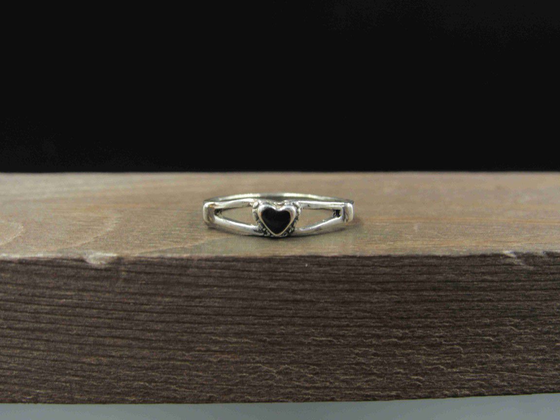 Size 5.25 Sterling Silver Tiny Rustic Black Heart Band Ring Vintage