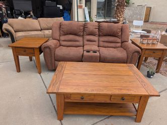 Five Piece Living Room Set (Smoke and Pet Free Home)