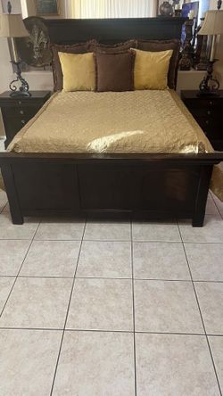 Queen size bedroom set with new mattress