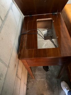 Singer Sewing Machine/Table