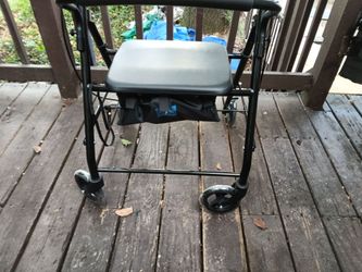 Heavy duty rollator walker