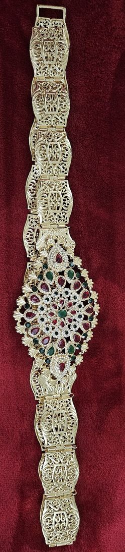 New Gold Plated Rhinestones Fashion Belt. 