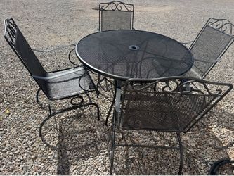 Like New Wrought Iron Plantation Patterns Patio Set Table & 4 Rockers