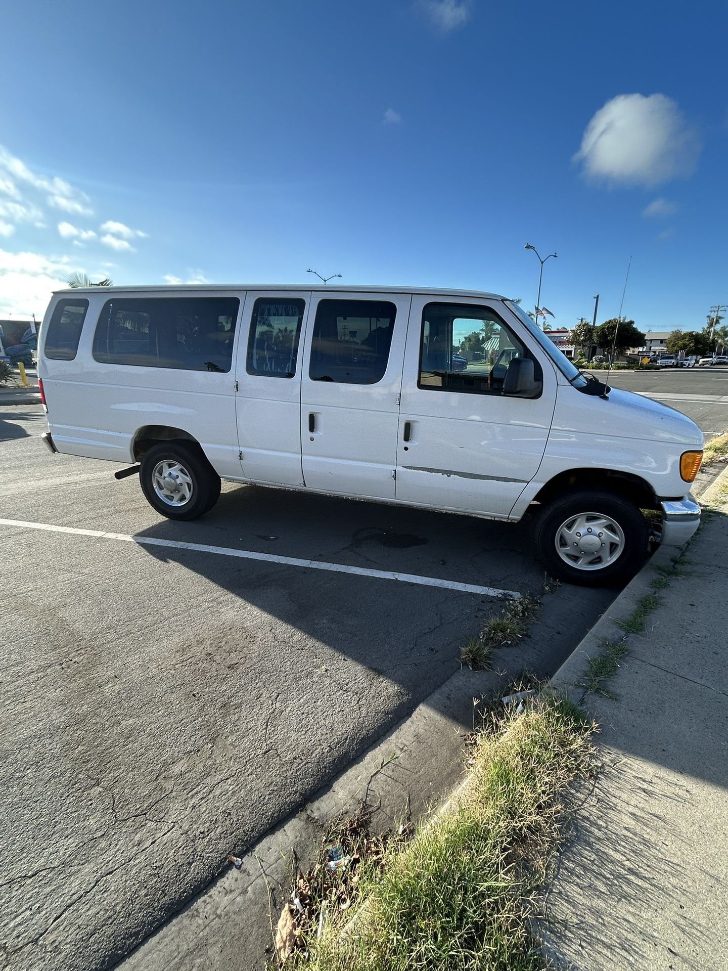 Ford 350. Año 2007. Título Limpio Millas 190.321. Corre Y Trabaja Muy Bien Lista Para La Carga X $5950. O Mejor Oferta