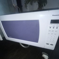 2.1 Cu. Ft. Panasonic Microwave  1250watt Model nn-h965wfx