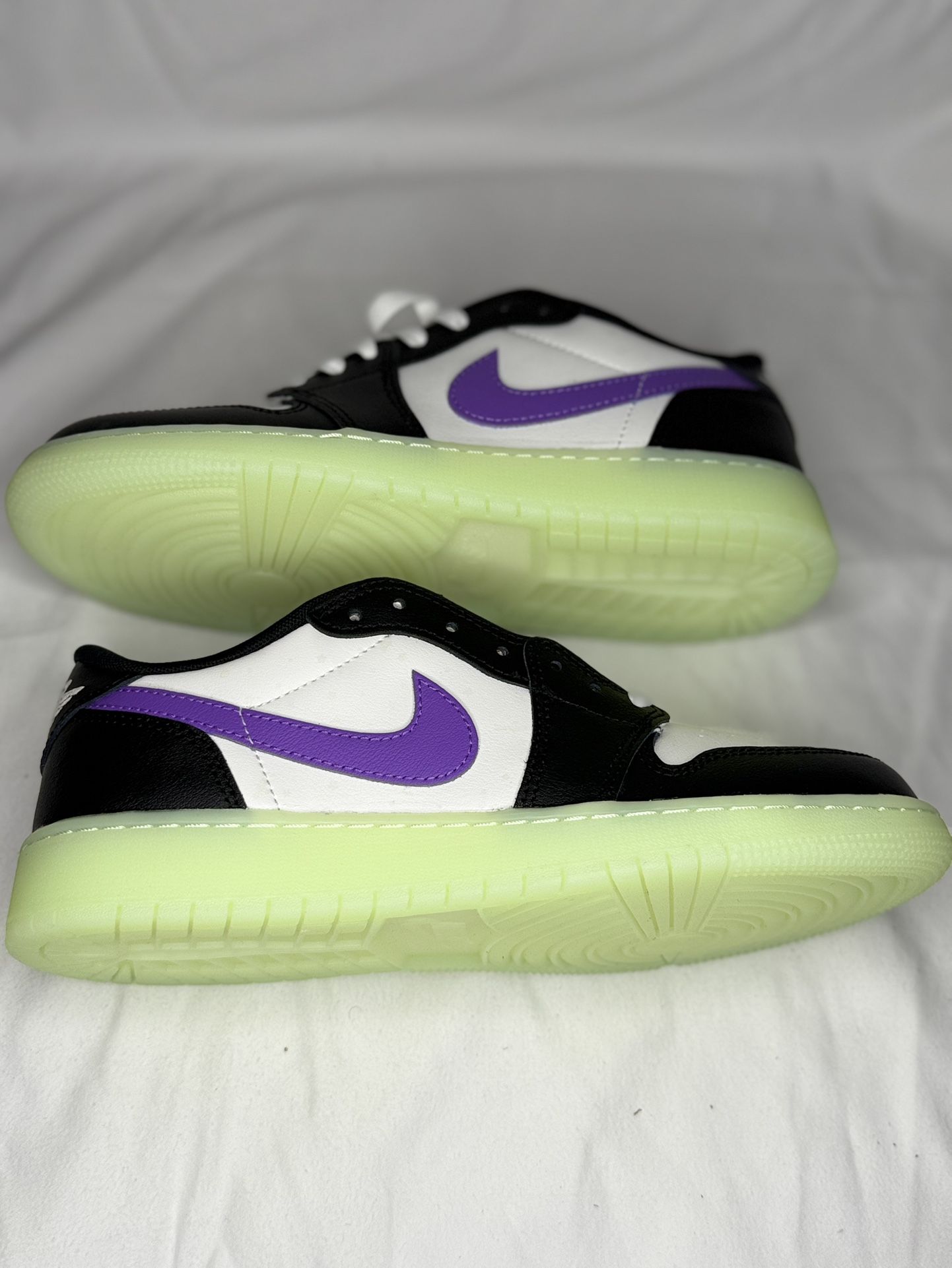 Jordan 1 Low OG GS ‘Black Raspberry’ - Size 6.5Y/8W
