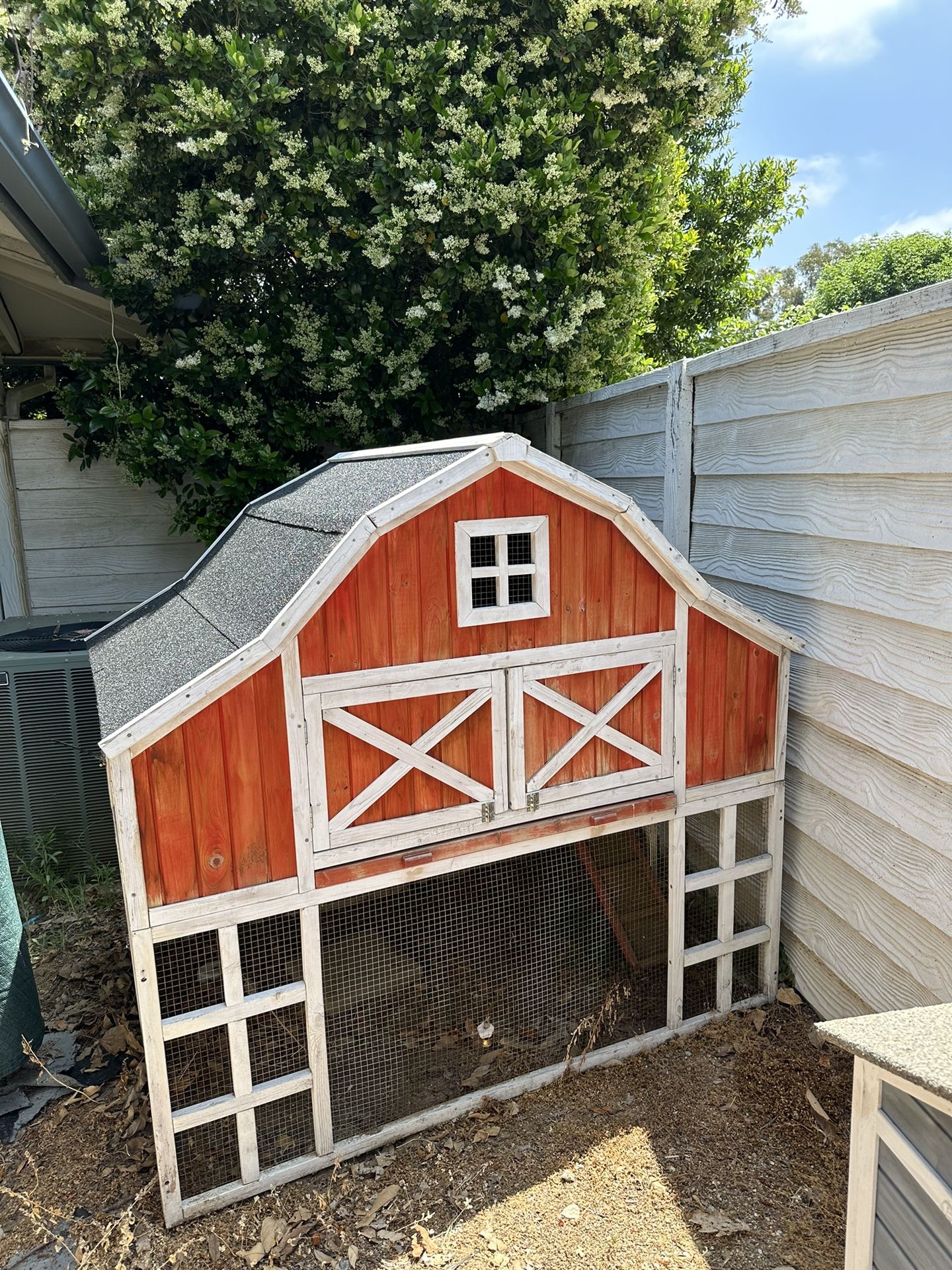 Rugged Ranch Omaha Chicken Coop - Red