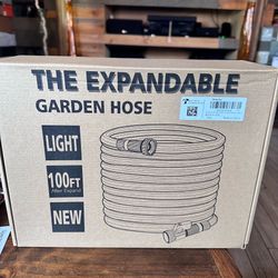 ♥️♥️ brand new water hose  comes with wall mount and sprayer♥️♥️