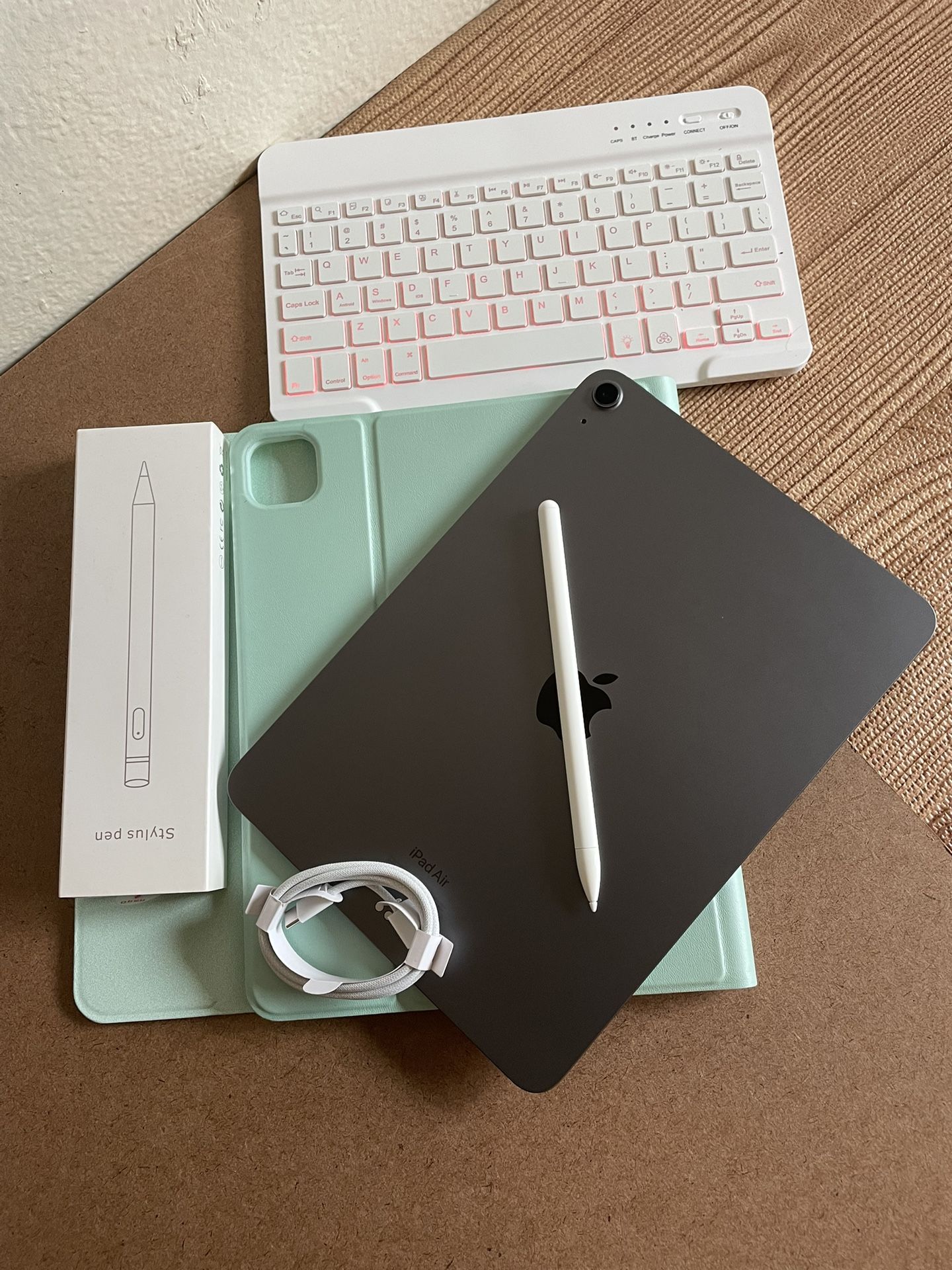 Apple iPad Air 5th Generation (M1 chip / 2022) 64GB with keyboard, pencil & Accessories