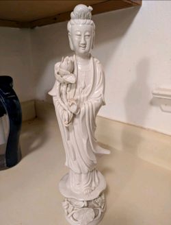 Chinese Blanc de Chine porcelain Guanyin figurine (Goddess of Mercy)