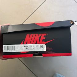 Air Jordan 1 Woman Size 5y 