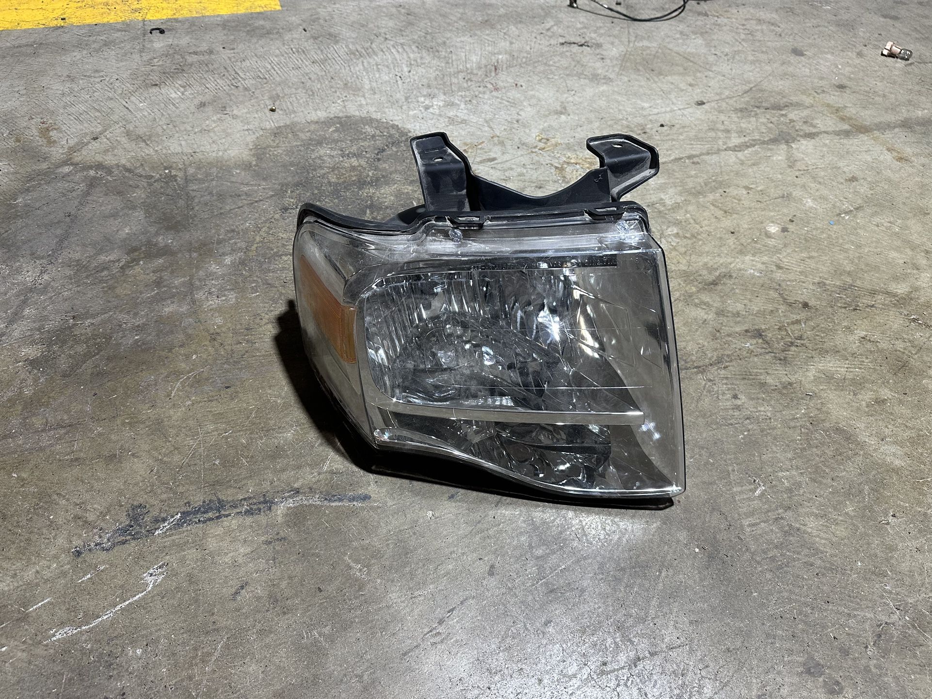 2007-2014 Ford Expedition RH Headlight Passenger side
