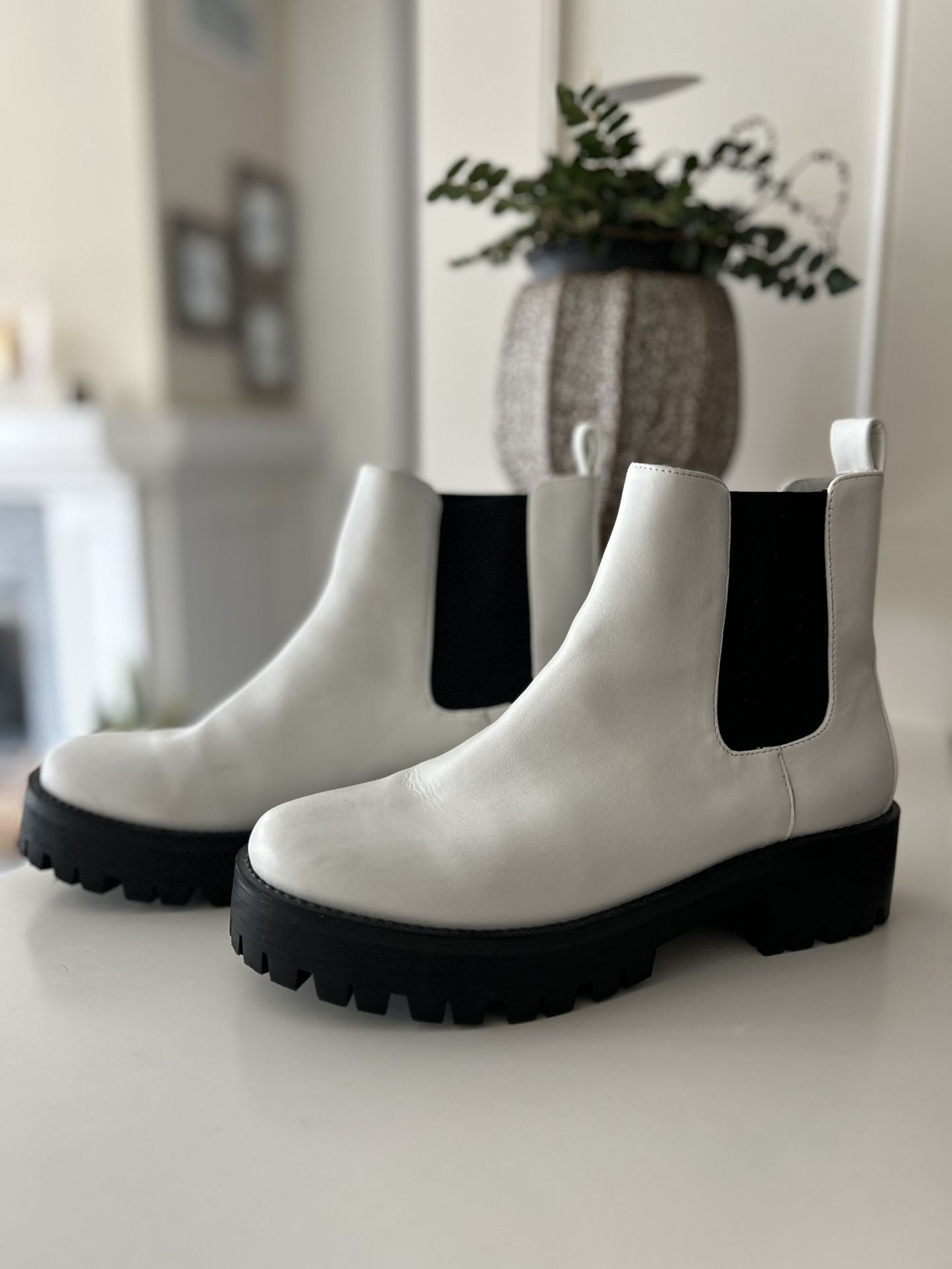 BP. Kora Lug Chelsea Boot White Size 8