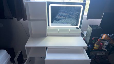 Three tone light vanity