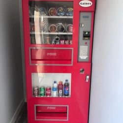 VENDING MACHINE WITH CREDIT CARD READER