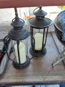 2 Black Lamps
