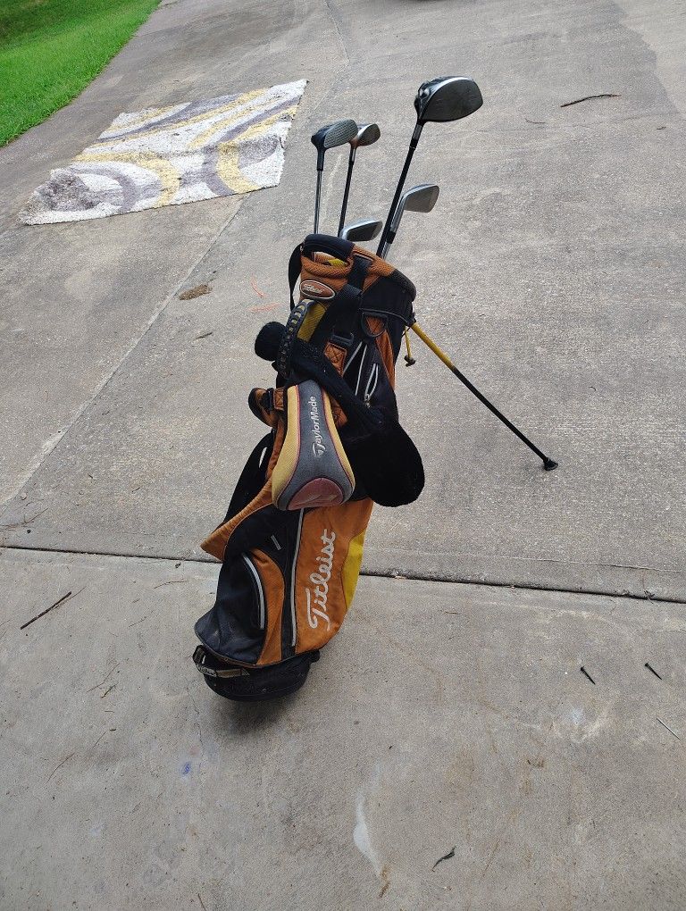 Gold Bag And Clubs 