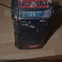 Milwaukee Bluetooth Am/FM Radio With Battery 