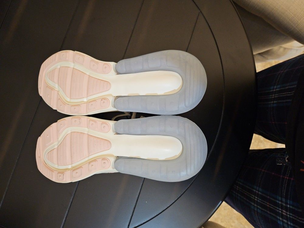 Nike Women's Air Max 270 Shoes Size 6.5