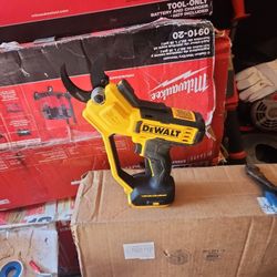 DEWALT
20V MAX Cordless Battery Powered Pruner (Tool Only
STORE PRICE $129