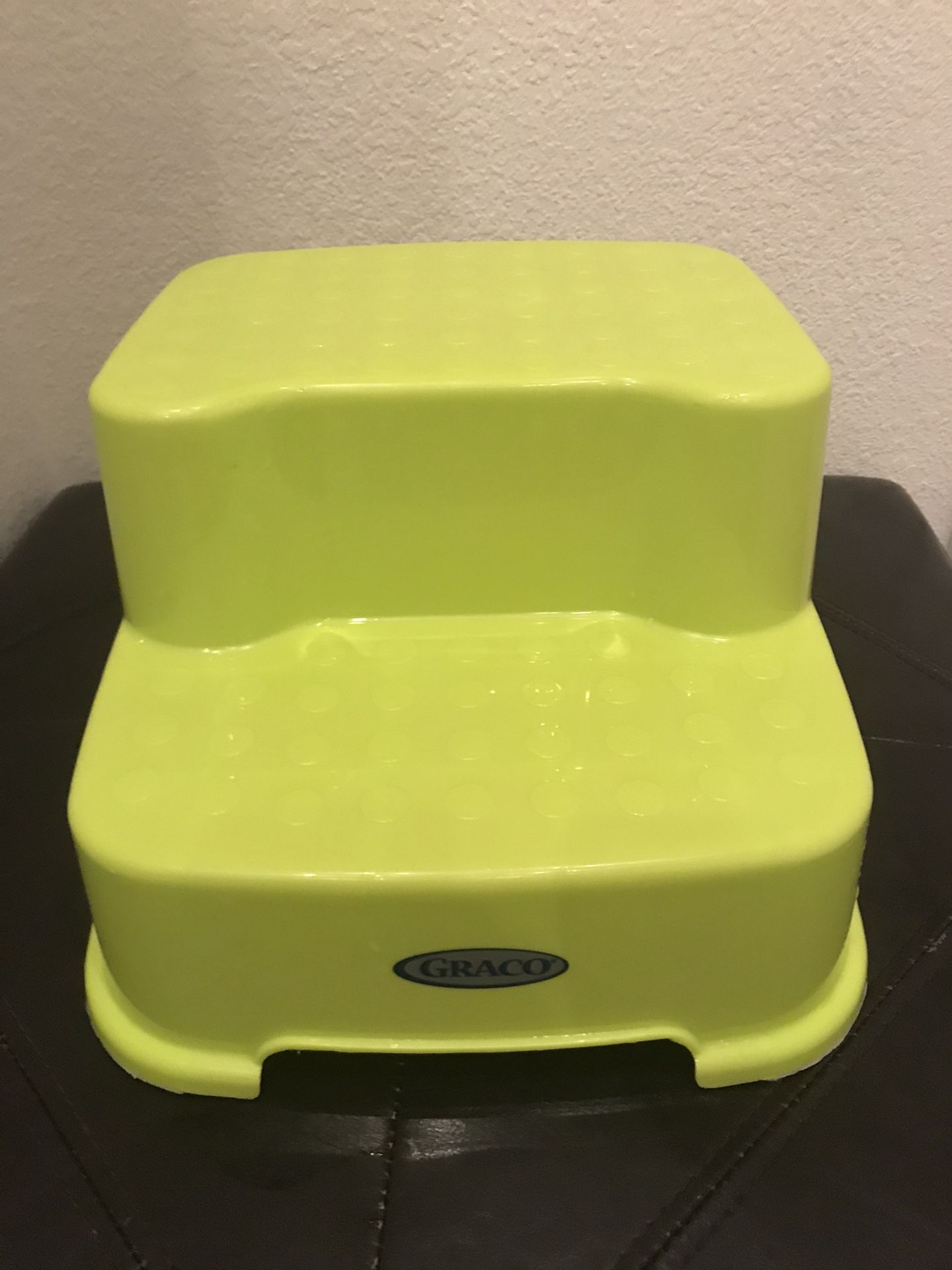 Almost new Graco step stool