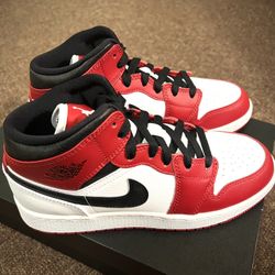 Air Jordan 1 Mid Chicago 2020 GS Size 5.5Y