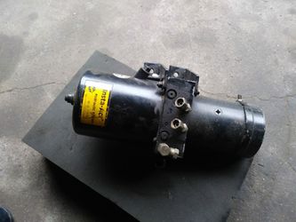 Motor and hydraulic pump for truck with snow shovel