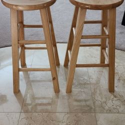 2 Like New Solid Wood Counter Height Stools.  Natural Wood Finish 24" Tall.

Very comfortable and in perfect condition.
