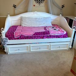 Girls trundle daybed