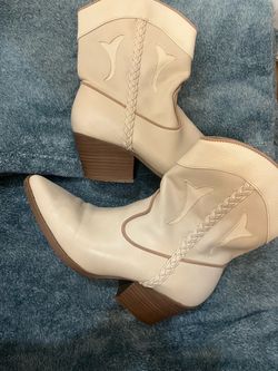 Womens size 7 cowgirl boots universal thread white