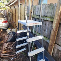 Above ground pool ladder