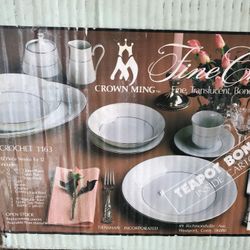 Crown Ming 67 Piece Dinner Set still in box