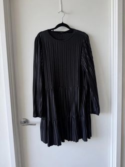 Women's Black Pleated Shift Dress Solid Round Neck Long Sleeve Short