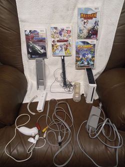 Nintendo Wii Console Bundle with Games and Accessories